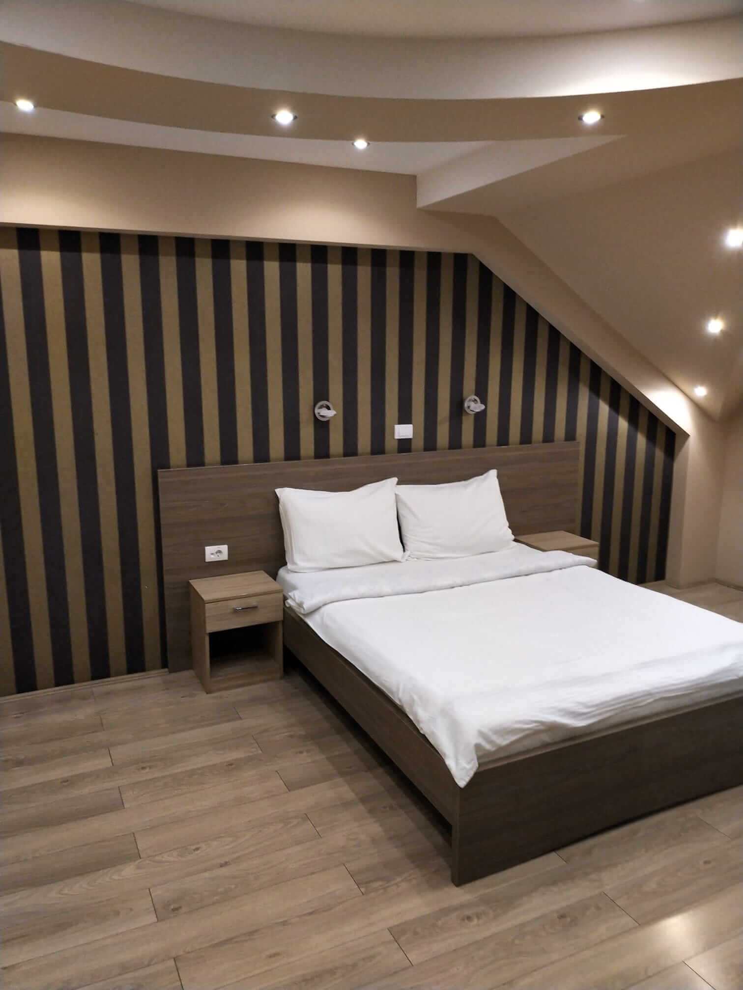 Delux Soba sa bracnim krevetom